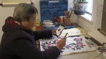 87岁长沙“潮奶”用手机电脑自学画画