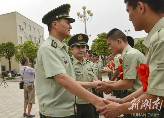 武警怀化支队退伍战士泪别五溪 - 新湖南
