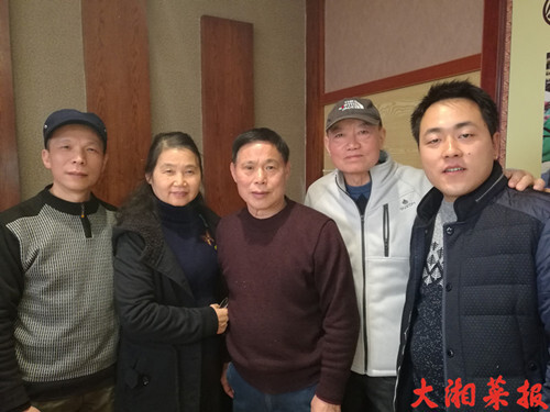左起:陈加田,王桃珍,聂厚忠,邓志明,邓衔松.