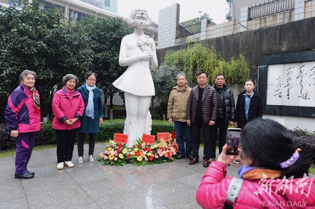 12月19日,冬雨绵绵,柳直荀烈士和李淑一同志的后人一行10余人来到长沙