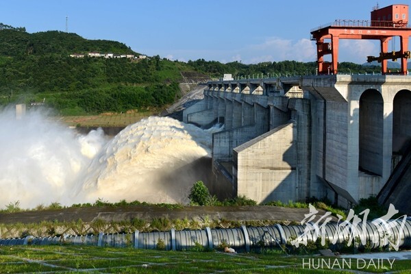 (7月4日,洪江市托口水电站开闸泄洪. 杨锡建 摄 )