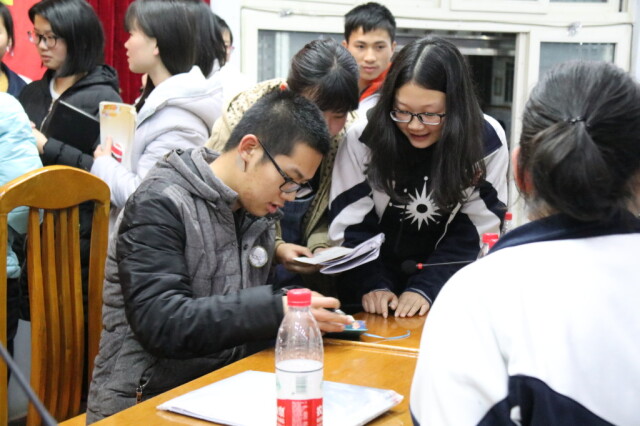 (道县一中的同学们围着魏子顺提问,签名(常德妹子龚敏学分享心得)