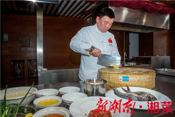 湘菜大师王焰峰精致备料中