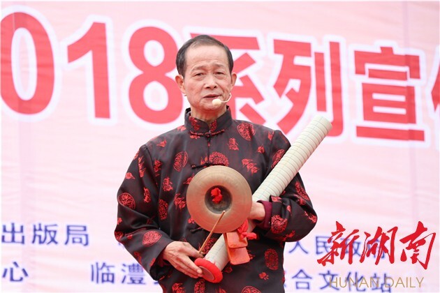 湘北大鼓《不忘初心》            县老年轻歌团表演的湘北大鼓