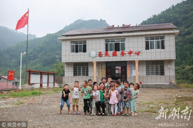 9月6日,桃源县西安镇杨柳山教学点,李美玉开心地与孩子们合影.