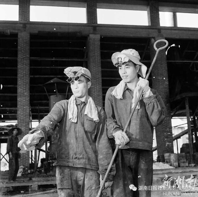 1958年10月1日,工人积极炼钢为国庆献礼.