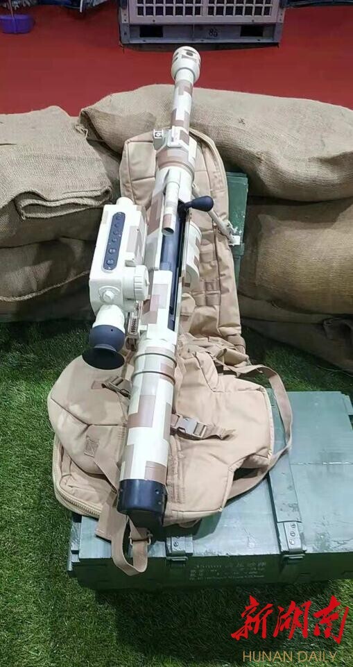 在珠海航展湖南兵器展厅,一款明星产品"lg5a型40mm狙击榴弹发射器系统