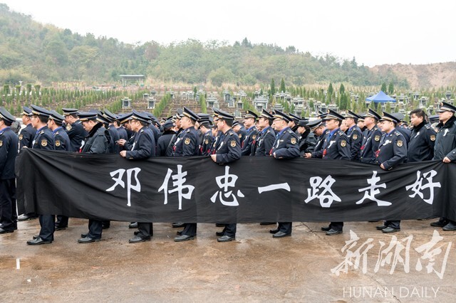 城管员邓伟忠倒在执勤一线