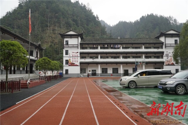 族苗族自治州龙山县水田坝镇中湾村时,正值周一,中湾小学一派热闹景象