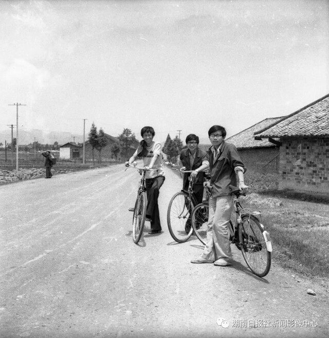 1985年7月,龙山几名年轻人骑自行车去湖北省来凤