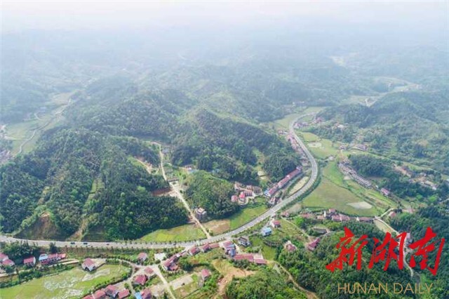 今天,记者来到浏阳红色旅游干线中和镇段,蕉溪岭隧道,焦溪镇万丰湖