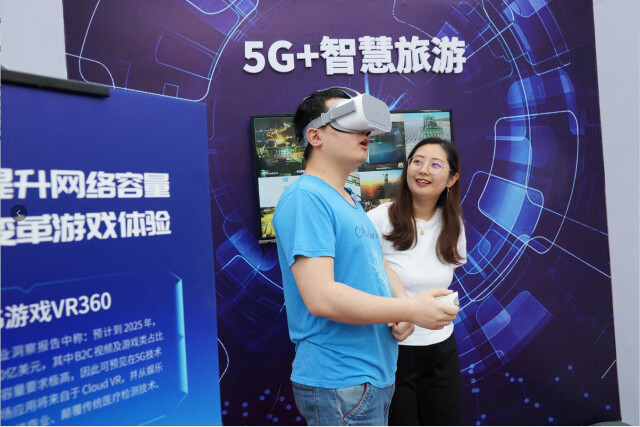 在电信营业厅,市民体验5g vr湖湘旅游项目