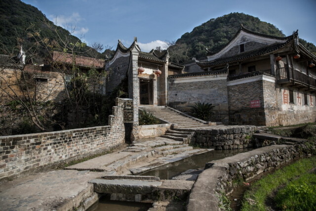 宝镜村地处湘桂边界,位于江华大圩镇,乃明朝遗村,江华八景之一,是一个