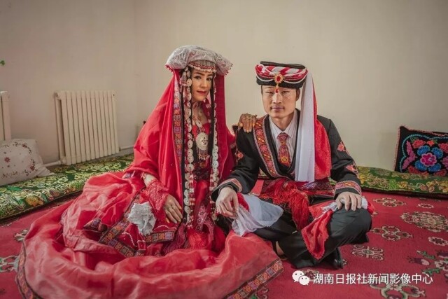 塔吉克姑娘巴哈尔古丽与汉族小伙王红雷冲破塔吉克族"姑娘不嫁外民族