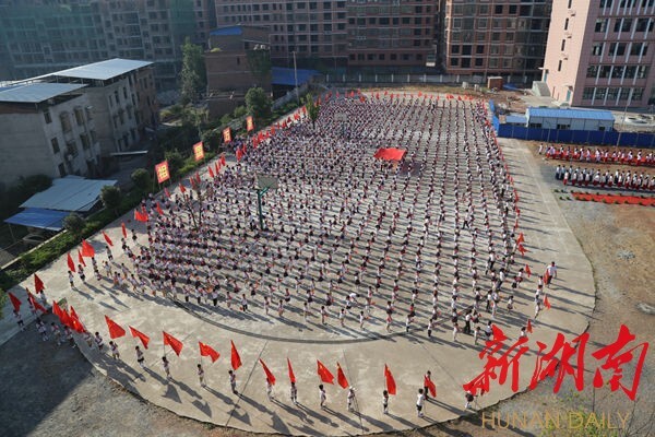 4000余人同升国旗,同唱国歌,耒阳市五里牌小学致敬祖国