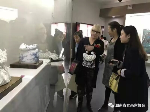 缀玉联珠——中国女画家作品邀请展开幕