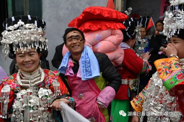 "摸黑脸"苗族婚礼习俗,男女互相给对方脸上抹锅底灰,寓意改变面貌