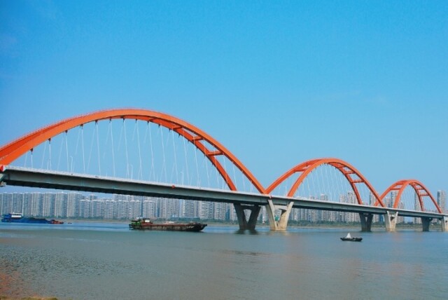 福元路大桥宛若彩绸