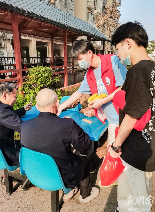 敬老助困献爱心  雷锋精神永传承