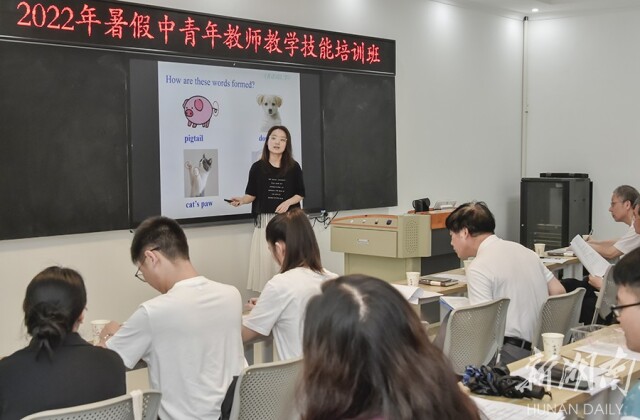 青蓝相继促成长  匠心传承谱华章