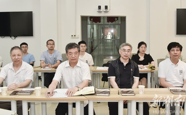 青蓝相继促成长  匠心传承谱华章