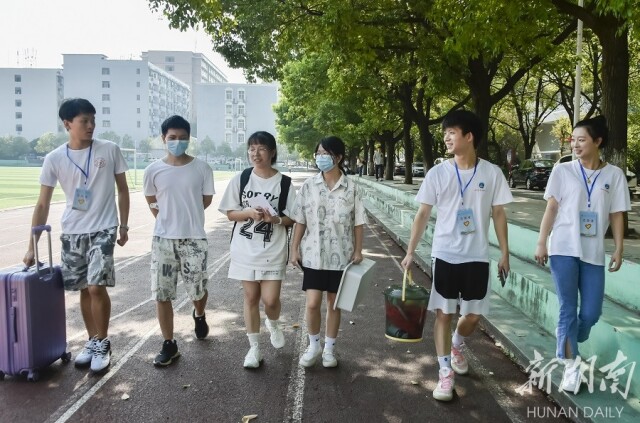 暖心服务迎新生