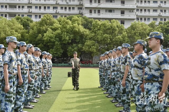 迷彩军训  擦亮青春