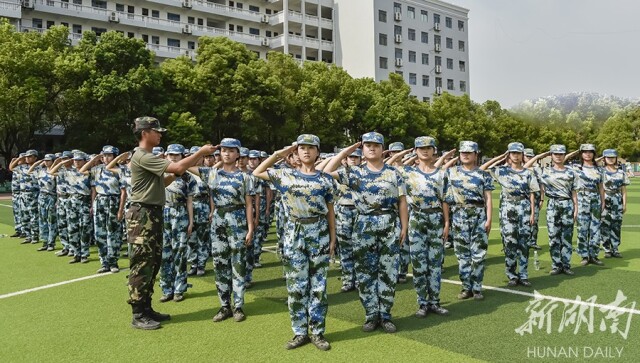 火热军训砺青春