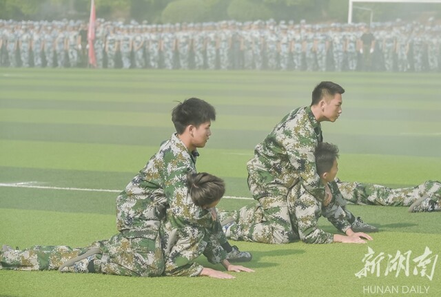 擒拿格斗展雄姿