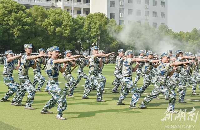 “训”字当头  气势如虹
