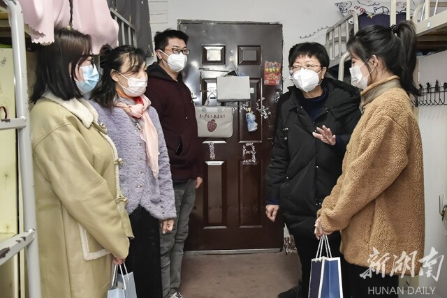 慰问学子送温暖