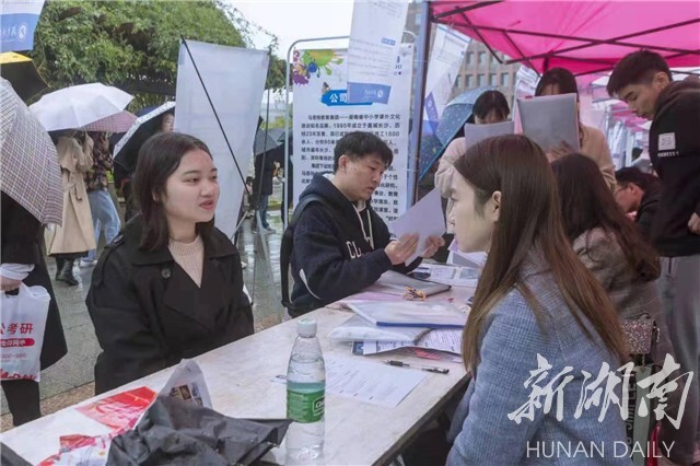 (招聘会现场 董思良/摄)
