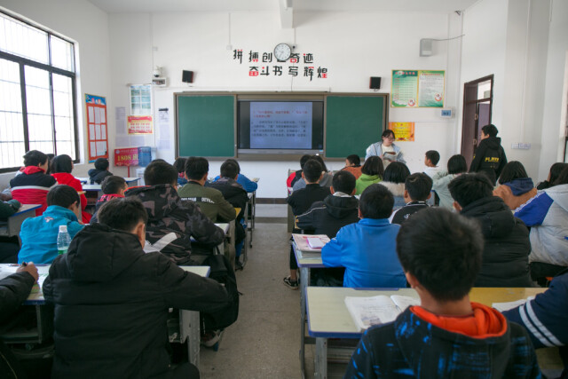 潇水学校:大班额分流后的初二学生在新建的教室中上课