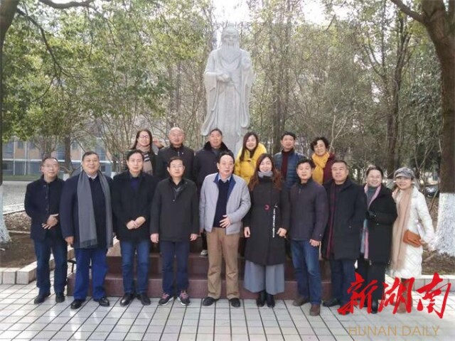 石门一中:94班校友情深,捐赠老子,孟子雕像感恩母校