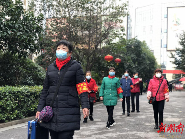 朝阳社区广场舞大妈拿着音响穿梭小区进行防疫宣传