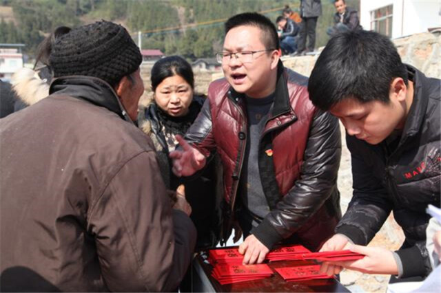 让产业之花绽放记龙山县农车镇新寨村第一书记杨健
