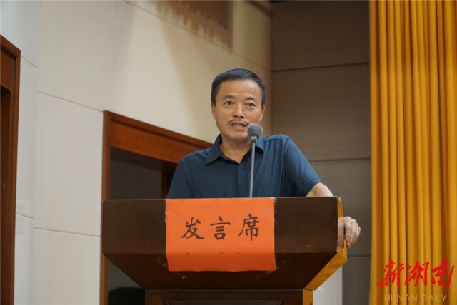 龙山飞龙牧业公司总经理曾凡明发言