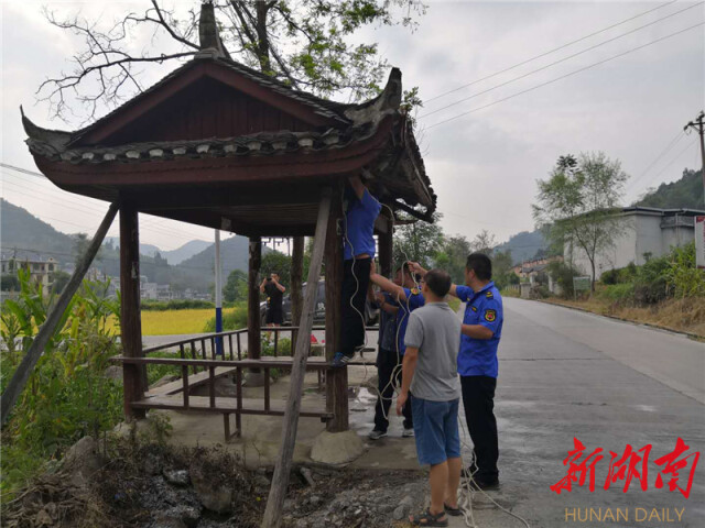 执法人员排查发现箭塘上招呼站主体四根柱梁均已倾斜