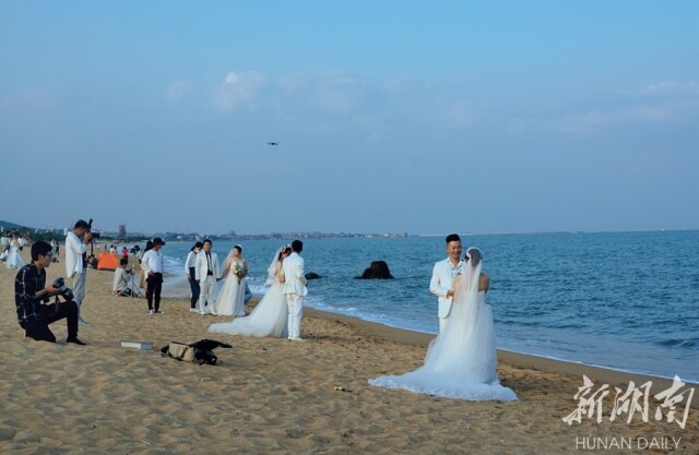 山东省日照市,新婚夫妇们在日照市碧海蓝天婚嫁产业园拍摄婚纱照