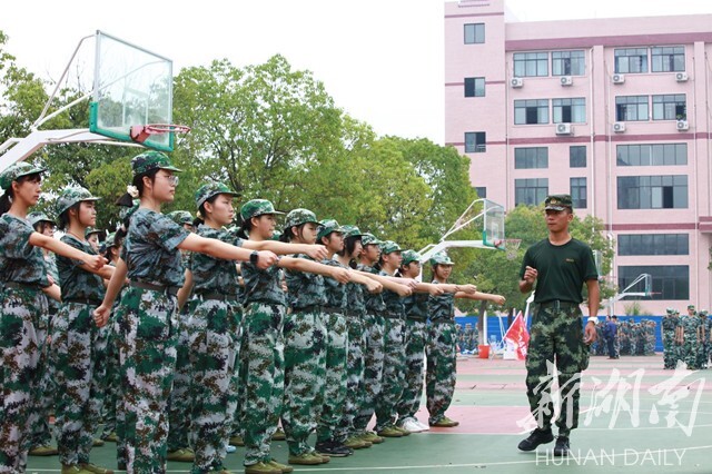 慈利县第一中学举行高一学生军事训练