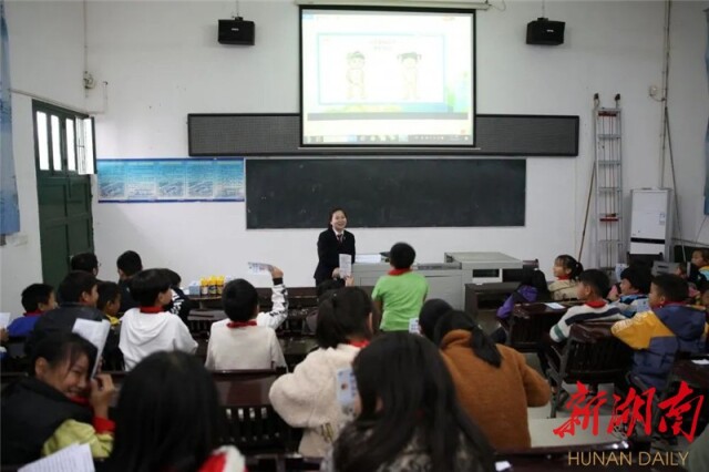 社塘坡学校授课现场合影此次法治课,以寓教于乐的方