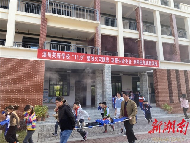 在永顺县芙蓉小学,担架搬运"伤者"