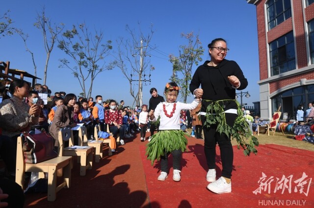 11月12日,孩子们和家长一起表演创意蔬菜时装走秀.