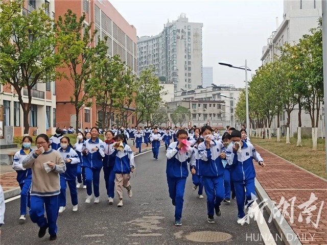11月16日下午,湘钢一中教育集团十二中校区邀请湘潭市岳塘区消