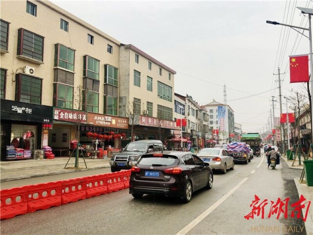 杨林街镇:安装"水马"隔离护栏 为群众构筑安全屏障