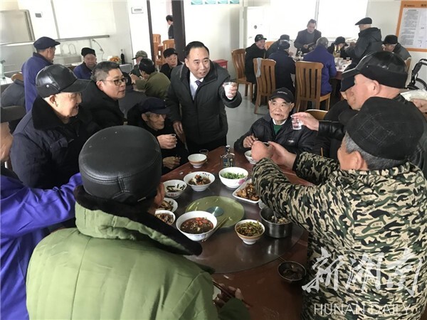 湘潭县民政局党组书记,局长汤立新等与县福利中心老人共度除夕佳节.
