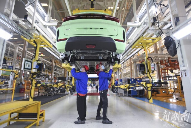 2月23日,比亚迪长沙基地总装车间,工作人员正在加紧生产新能源汽车.