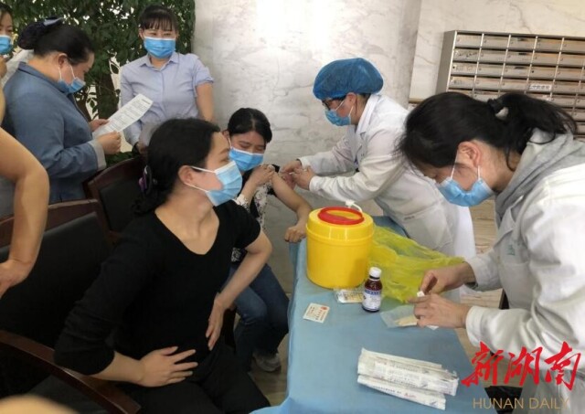 丹桂社区:新冠疫苗接种送进楼宇企业