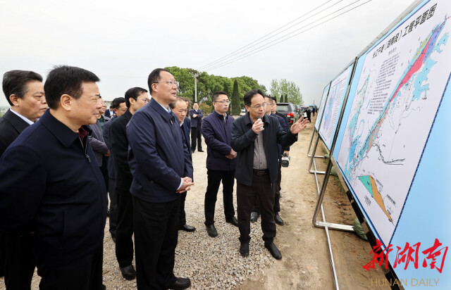 (毛伟明在华容县长江干堤(湖南段)起点五马口督导检查)