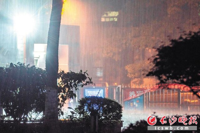 ( 15日晚,长沙部分地区突降暴雨.图为雨花区红花坡降雨情景.